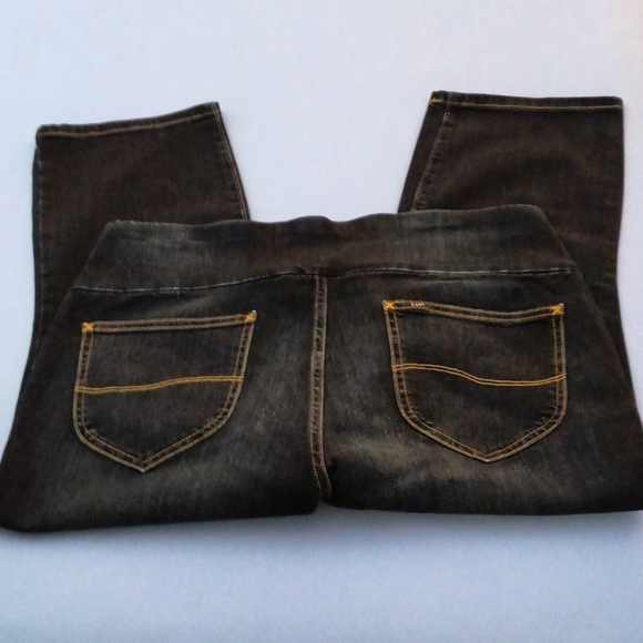 Lee's Sculpting Mid Rise Capri Jeans - Picture 3 of 5